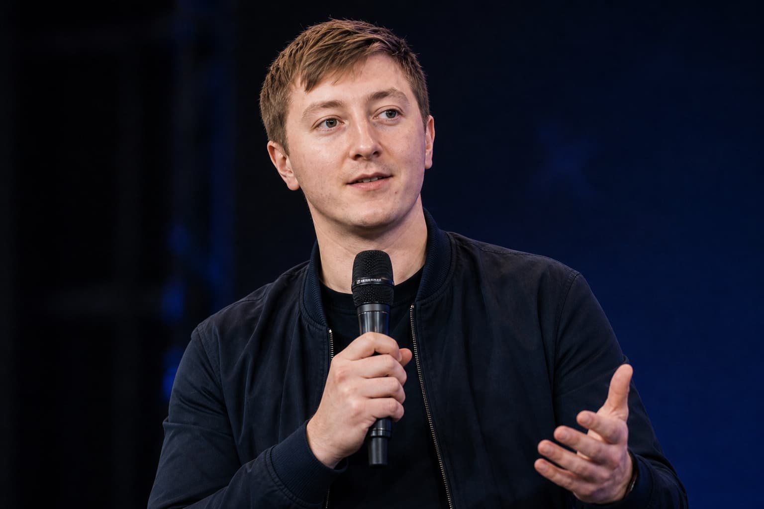 Moritz Zinecker speaking with a handheld microphone